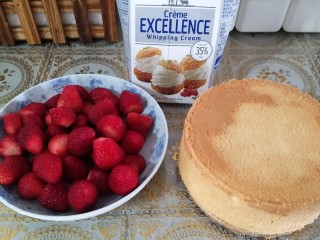 1、鲜花皇冠蛋糕,准备好蛋糕、草莓、奶油