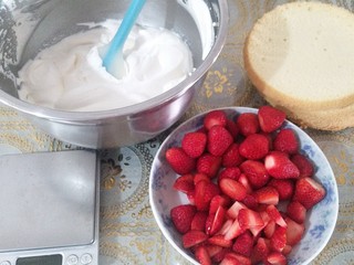 2、鲜花皇冠蛋糕,蛋糕分三片、奶油打好