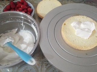 3、鲜花皇冠蛋糕,取一片蛋糕,铺适量奶油