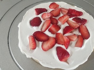 4、鲜花皇冠蛋糕,铺适量草莓