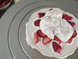 5、鲜花皇冠蛋糕,盖一层奶油