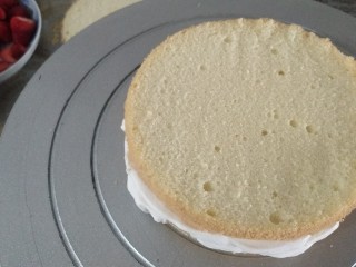 6、鲜花皇冠蛋糕,盖另一片蛋糕