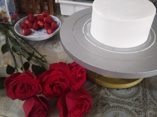 9、鲜花皇冠蛋糕,奶油抹面抹匀