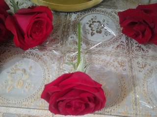 10、鲜花皇冠蛋糕,准备好玫瑰花、保鲜膜