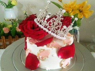 15、鲜花皇冠蛋糕,装饰在蛋糕上