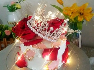 16、鲜花皇冠蛋糕,装饰上小白灯,波灵波灵,是不是超漂亮