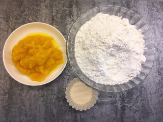 1、南瓜荷叶饼,准备好所有食材