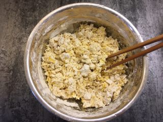 7、南瓜荷叶饼,用筷子搅拌成絮状