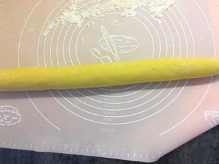 12、南瓜荷叶饼,接着搓成长条状