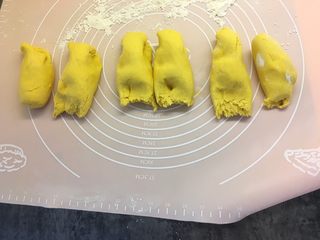 13、南瓜荷叶饼,摘成大小均匀的六个小面团