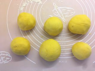 14、南瓜荷叶饼,揉成圆形