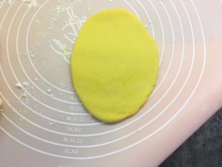 15、南瓜荷叶饼,取一个面团压扁，用擀面杖擀成椭圆形