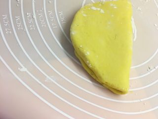 16、南瓜荷叶饼,将擀好的面皮对折