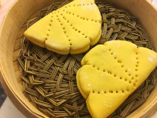 19、南瓜荷叶饼,锅中放入适量冷水，将蒸笼放入蒸锅里，醒发10分钟左右。