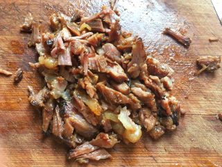 22、南瓜荷叶饼,将提前卤好的肉切碎，夹入荷叶饼中