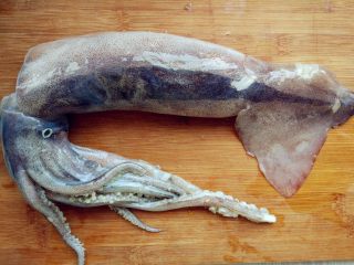 1、炸鱿鱼圈,鱿鱼洗净