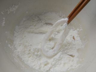 7、炸鱿鱼圈, 将鱿鱼圈在淀粉中滚一下