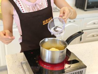 2、卡士达泡芙,2.先做泡芙部分。将黄油加入水，盐和糖，放入奶锅内煮至沸腾后，转小火。