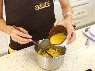 4、卡士达泡芙,4.等黄油面糊冷却到不烫手的状态，大约60度左右，分多次小量加入鸡蛋液。每次加入鸡蛋液都要面糊与鸡蛋完全混合才再加入鸡蛋液。