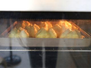 8、卡士达泡芙,8.等泡芙膨胀后，将烤箱温度调到180度，继续烤20分钟，泡芙表面出现黄褐色即可。整个进烤箱的过程都不能打开烤箱噢！