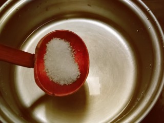 2、奶油炸糕,汤锅加入清水 放入20克白糖