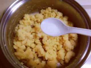 6、奶油炸糕,黄油融化 加入盐  