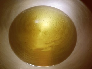 11、奶油炸糕,炸锅放入食用油  烧至5成热