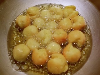 14、奶油炸糕,炸至外壳金黄 