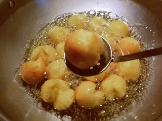 15、奶油炸糕,捞出 控油