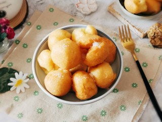 16、奶油炸糕,撒上5克白糖即食。