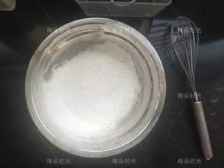 4、奶油纸杯蛋糕,再筛入低筋面粉，翻拌均匀。