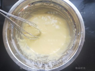 6、奶油纸杯蛋糕,拌好的蛋黄糊待用。
