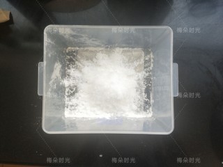 7、奶油纸杯蛋糕,白糖30克加玉米淀粉7克，混合均匀。