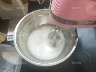 8、奶油纸杯蛋糕,开始打发蛋清。滴几滴柠檬汁，（没有可用白醋代替）。白糖分三次加入。