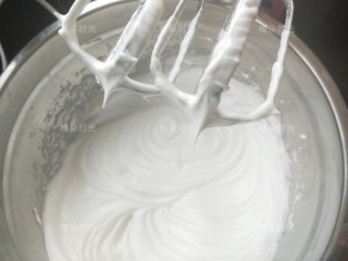 9、奶油纸杯蛋糕,打发程度是硬性发泡。提起打蛋器呈现短小的直尖。