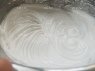 10、奶油纸杯蛋糕,盆内蛋清呈现明显的纹路。