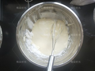 12、奶油纸杯蛋糕,混合好的面糊再倒进剩余的蛋清里面。翻拌均匀。