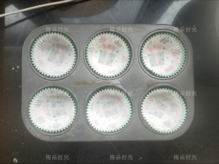 13、奶油纸杯蛋糕,准备六个纸杯，放进模具里。纸杯选用软纸杯。
