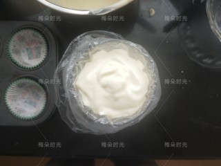 14、奶油纸杯蛋糕,蛋糕糊装进裱花袋里面。