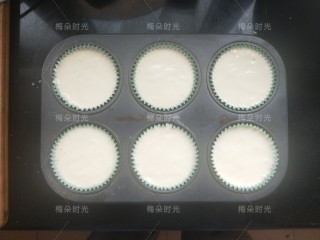 15、奶油纸杯蛋糕,挤入纸杯。挤八分满即可，我挤的有点多了。