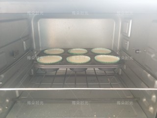 16、奶油纸杯蛋糕,放入烤箱中层烤制。先用110度烤20分钟，再用120度烤5分钟，再用140度烤20分钟。再用160度烤五分钟。