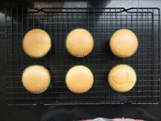 17、奶油纸杯蛋糕,烤好的蛋糕取出带着烤盘端起来轻震几下，然后放在晾网上凉一下。