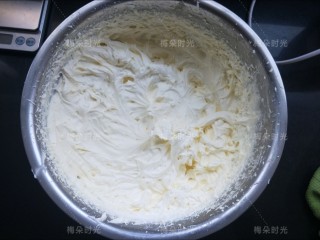 18、奶油纸杯蛋糕,150克奶油加15克糖打发。