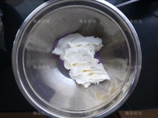 19、奶油纸杯蛋糕,然后把紫色奶油和打好的奶油混合。