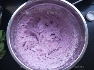 20、奶油纸杯蛋糕,最后做成紫色奶油，装进裱花袋。