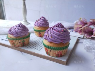 21、奶油纸杯蛋糕,每个蛋糕表面挤上奶油，再撒一点彩色糖颗粒点缀即可。