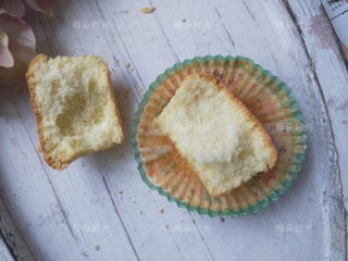 23、奶油纸杯蛋糕,有一个没挤奶油。掰开，松软好吃。