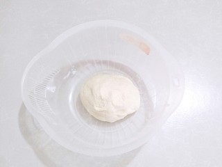 2、手撕炼奶包,揉至无干粉状态。