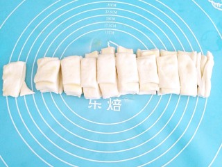 11、手撕炼奶包,在切成段。