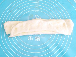 10、手撕炼奶包,堆叠起来。